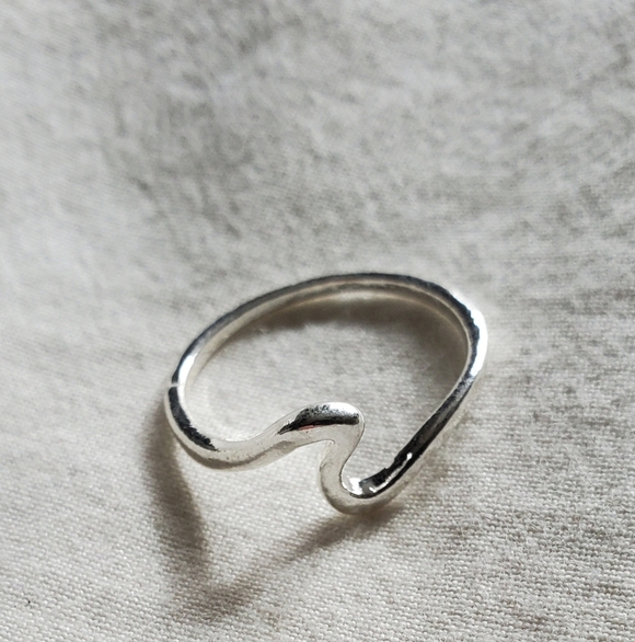 Jewelry - Wave Ring Womens Size 8